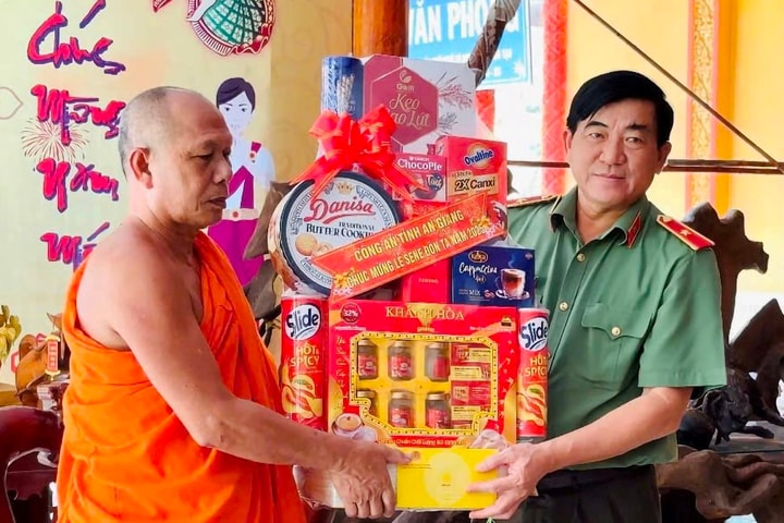 Giám đốc Công an tỉnh An Giang thăm, tặng quà các chùa nhân dịp lễ Sen Dolta