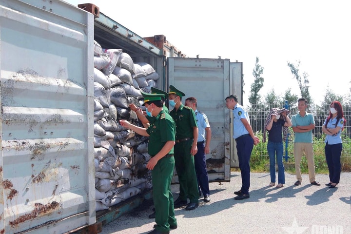 Bắt giữ gần 30 tấn phế liệu, 110 tấn than không giấy tờ