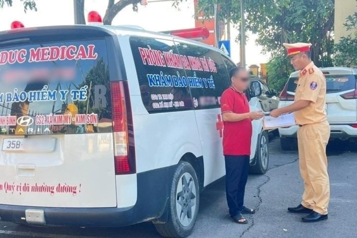 Xử phạt tài xế xe cứu thương vượt đèn đỏ không bật đèn, còi ưu tiên