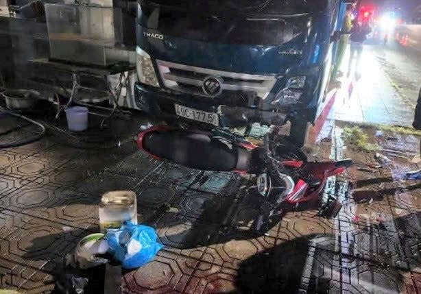 Xe máy tông xe tải, 2 thanh niên tử vong