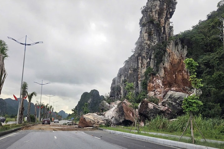 Tảng đá sạt lở chắn đường bao biển Hạ Long - Cẩm Phả