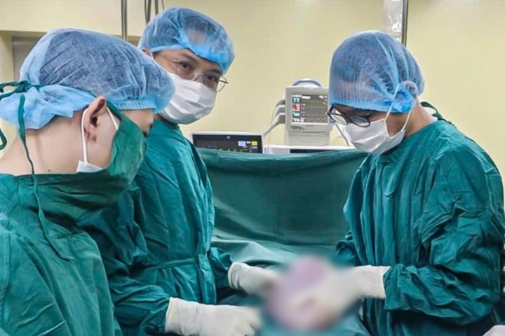 Cắt bỏ khối u buồng trứng khổng lồ nặng 5,5kg