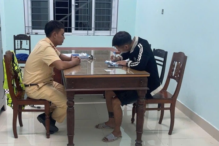 CSGT Phú Lộc trả xe máy bị mất trộm gần 1 năm cho thanh niên nghèo