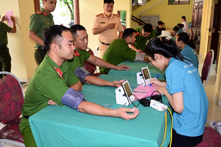 Gần 400 cán bộ, chiến sĩ Công an Hải Phòng tham gia hiến máu tình nguyện