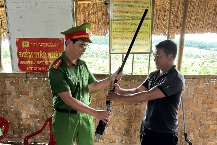 Người dân giao nộp vũ khí, vật liệu nổ cho Công an