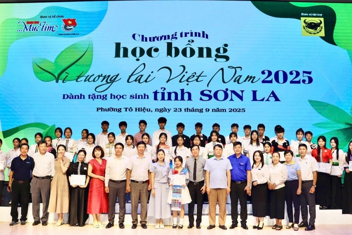 Trao 40 suất học bổng 'Vì tương lai Việt Nam' cho học sinh nghèo tỉnh Sơn La