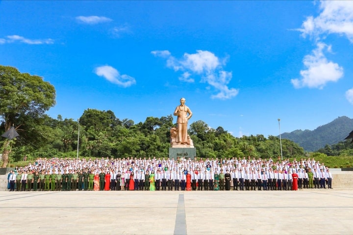 Đoàn đại biểu dự Đại hội Đảng bộ tỉnh Tuyên Quang dâng hương tại Tân Trào
