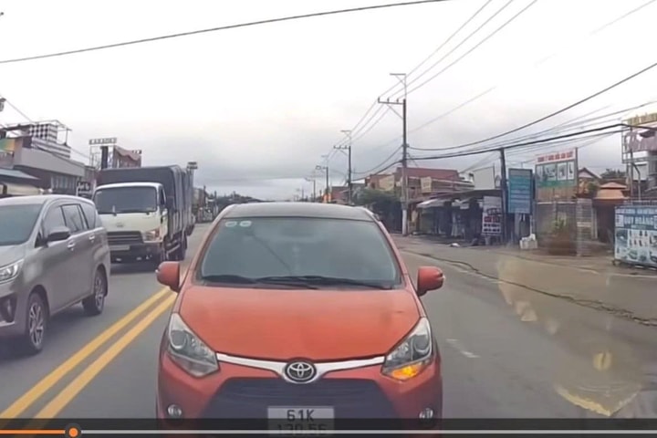 Nữ tài xế bị phạt 5 triệu đồng vì đi sai làn