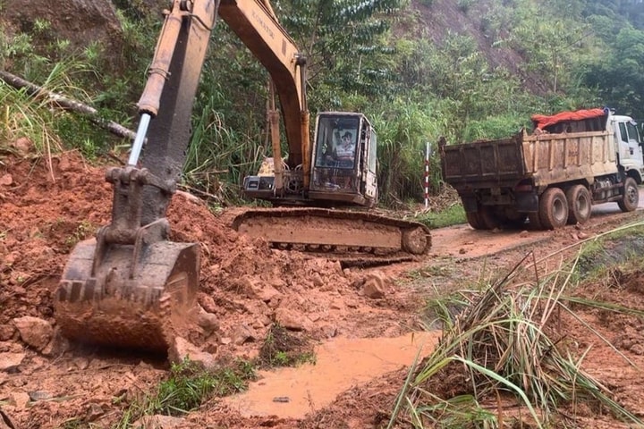 Khẩn trương đưa phương tiện khắc phục sạt lở trên Tỉnh lộ 674
