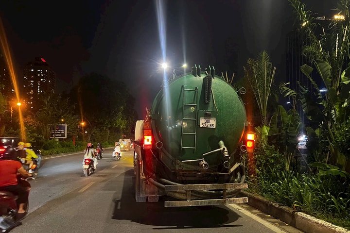 Bắt giữ 3 đối tượng cho xe bồn xả thẳng chất thải bể phốt xuống sông Tô Lịch