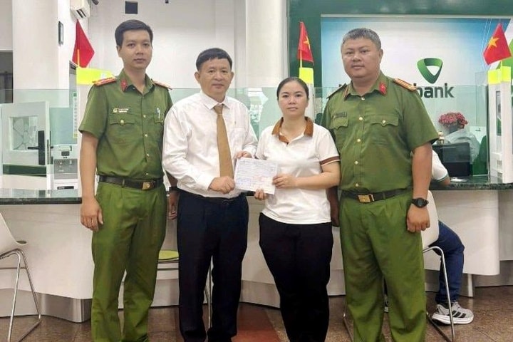 Người phụ nữ nhận lại 250 triệu đồng sau khi chuyển nhầm