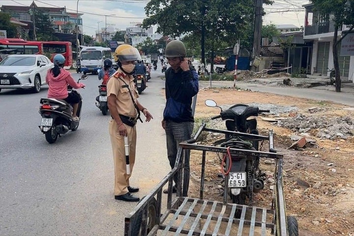 Huế: Ra quân xử lý xe ba gác, xe kéo đẩy