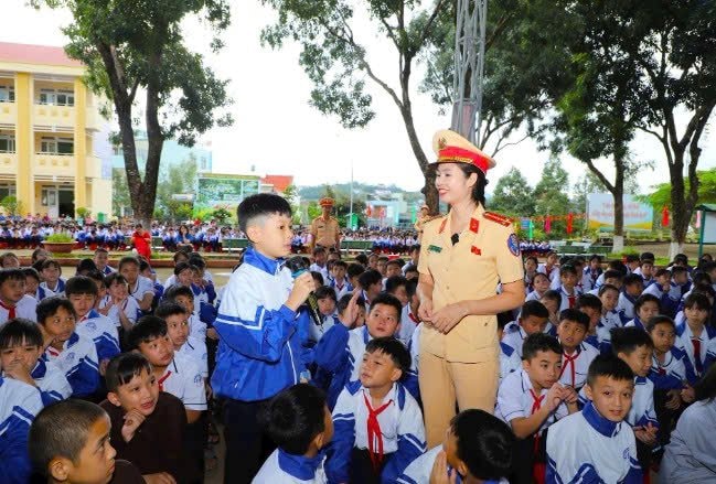 Phòng CSGT tỉnh Lâm Đồng xây dựng văn hóa giao thông từ nhà trường
