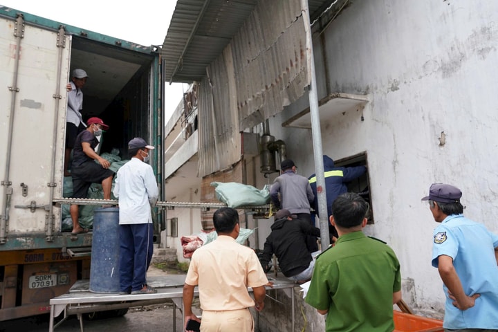 Thu giữ 30 tấn thực phẩm không giấy tờ tuồn về Huế