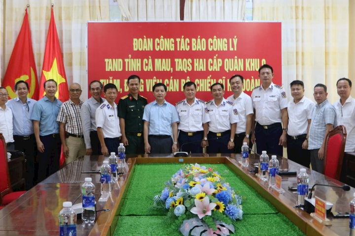 Báo Công lý thăm cán bộ, chiến sĩ Hải đoàn 42