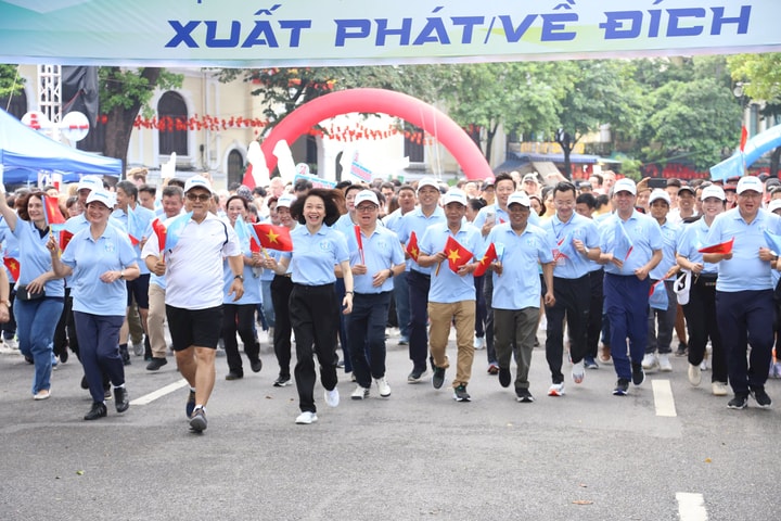 Hơn 3.000 vận động viên thi Chung kết Giải chạy Báo Hànộimới 2025