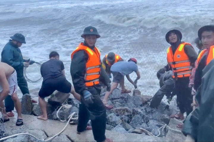 Hàng trăm người căng mình gia cố kè Cửa Nhượng bị sạt lở