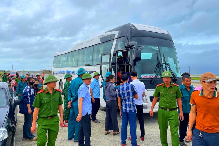 Hà Tĩnh gấp rút sơ tán người dân đến vùng an toàn trước khi bão đổ bộ