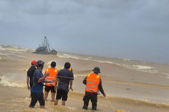 Khẩn trương cứu hộ 2 tàu cá gặp nạn trên đường tránh bão