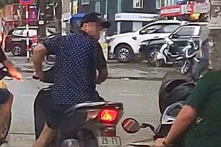 Công an làm việc với người đàn ông đạp vào xe, gây sự với nữ quân nhân ở Hà Nội