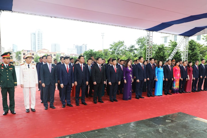 Đại biểu dự Đại hội Đảng bộ tỉnh Bắc Ninh dâng hương tưởng niệm các Anh hùng liệt sĩ