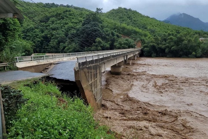 Sơ tán khẩn cấp người dân vì hai bên cầu sụt lún ở Thanh Hóa
