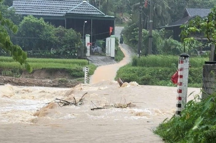 Nhiều bản vùng cao Nghệ An bị cô lập sau bão số 10