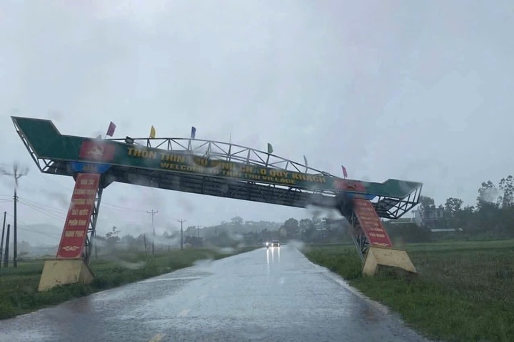 Quảng Ninh: Dông lốc làm 9 người bị thương