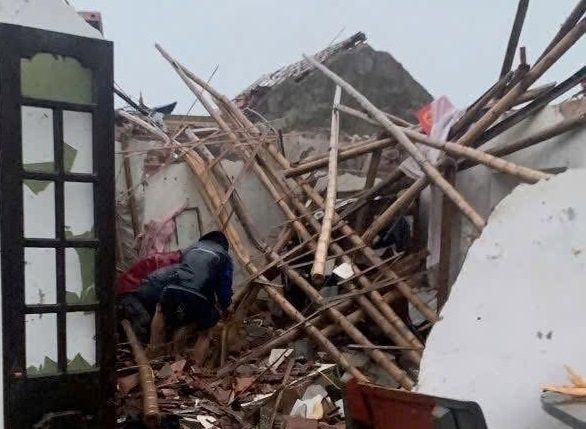 Lốc xoáy kinh hoàng ở Ninh Bình