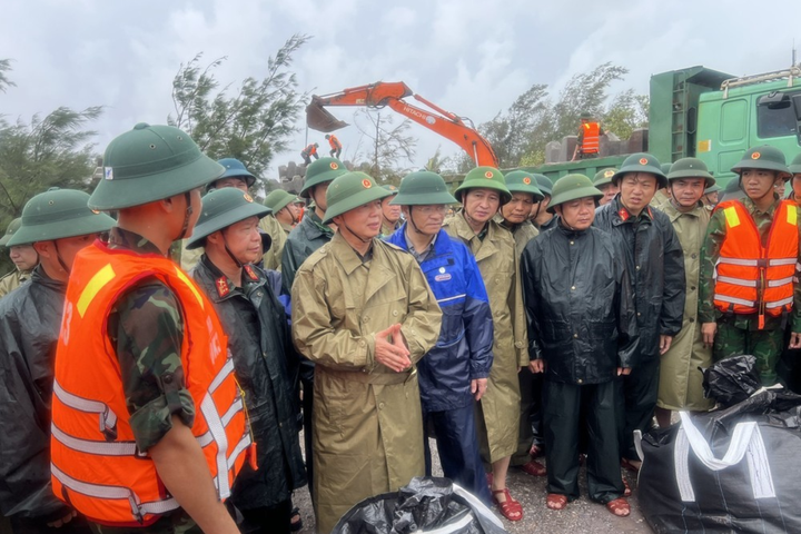 Theo dõi, giám sát an toàn hồ chứa và đê điều sau bão số 10