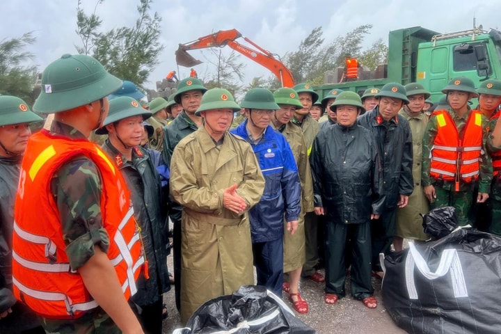 Phó Thủ tướng Trần Hồng Hà kiểm tra công tác khắc phục sự cố sạt lở mái kè biển ở Ninh Bình