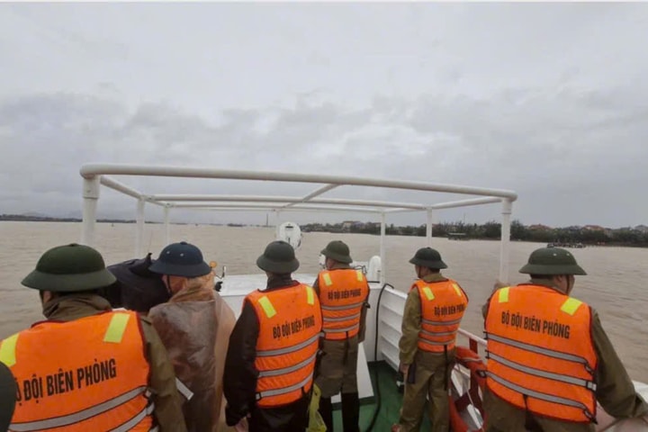 Quảng Trị: Khẩn trương trục vớt tàu gặp nạn, tìm kiếm 9 thuyền viên mất tích