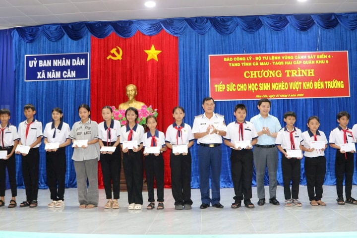 Báo Công lý trao tặng kinh phí xóa nhà tạm và tặng quà cho học sinh tại xã Năm Căn