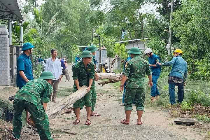 Bộ đội Biên phòng TP. Huế dốc sức cứu hộ, giúp dân sớm ổn định sau bão số 10