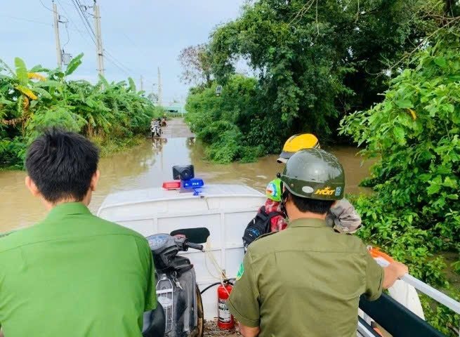 Lâm Đồng: Công an xã giúp học sinh vượt lũ đến trường