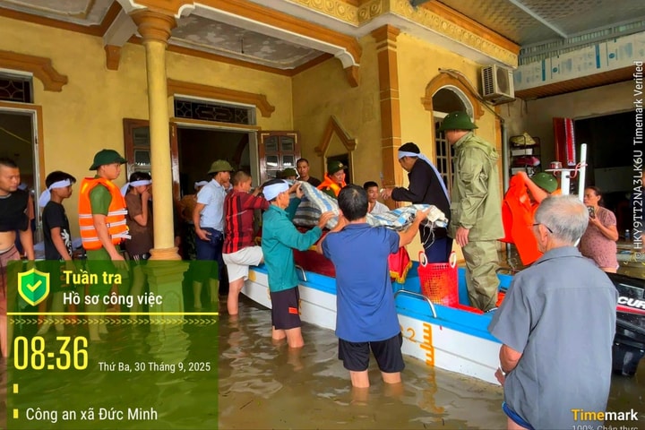 Lũ lụt sau bão, Công an dùng xuồng đưa thi thể cụ bà đi hỏa táng