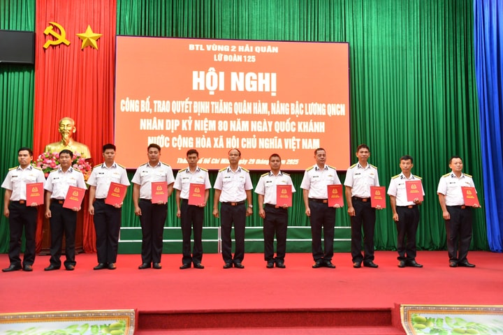 Nhiều quân nhân được thăng quân hàm sau khi tham gia sự kiện trọng đại của đất nước