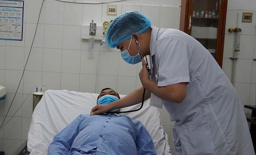 Hạt hồng xiêm “bỏ quên” hơn 10 năm trong phế quản