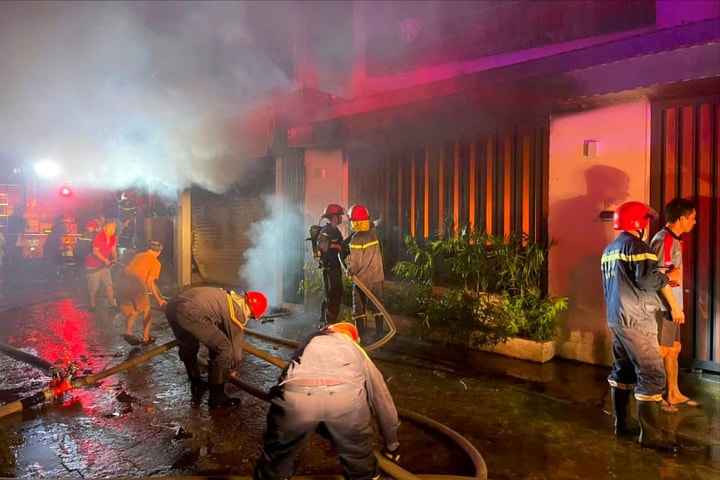 Kịp thời khống chế, dập tắt đám cháy trong khu dân cư
