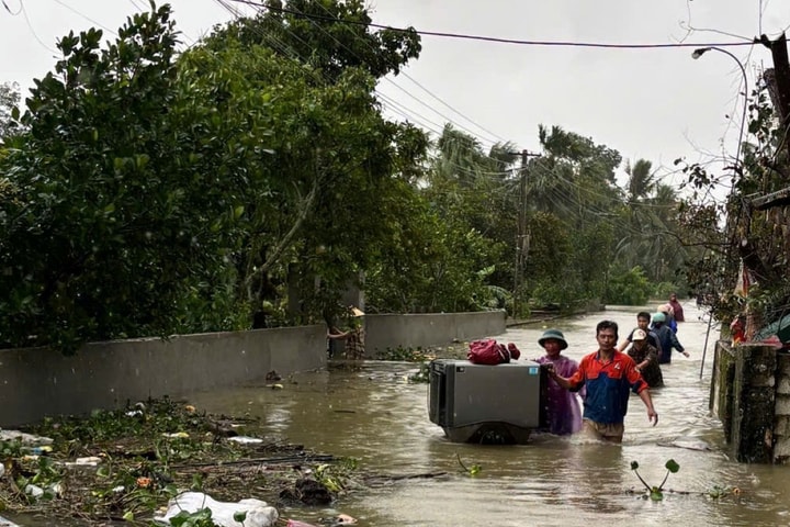 Nước sông Nhơm dâng cao, hàng nghìn người dân cuống cuồng chạy lụt