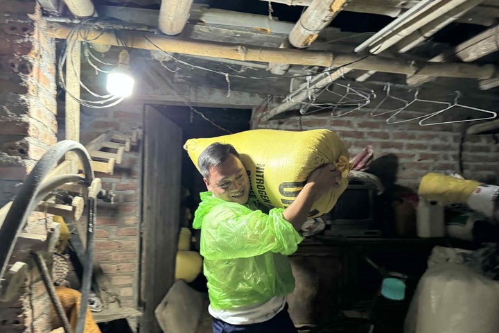 Trắng đêm chạy lũ giúp dân ở Cao Bằng