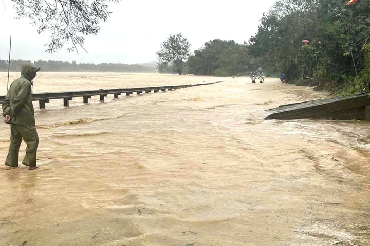 Thủ tướng chỉ đạo khẩn: Huy động toàn lực hỗ trợ nhân dân khắc phục hậu quả bão số 10