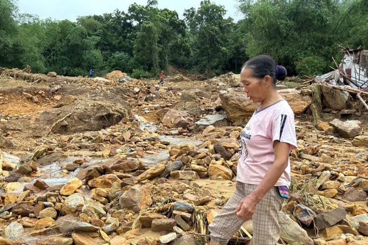 Sạt lở kinh hoàng, 34 hộ dân di dời khẩn cấp