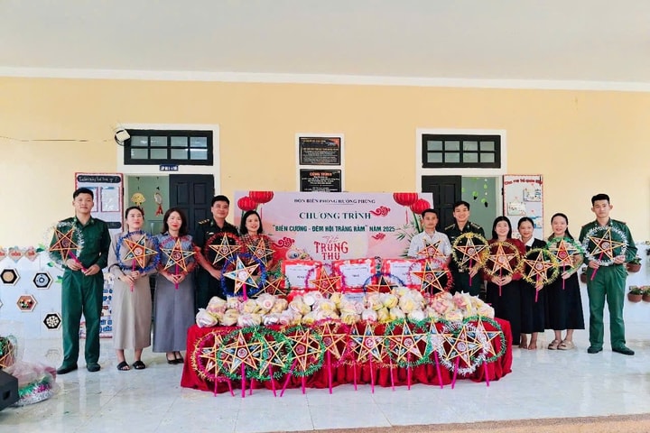 Thiếu nhi vùng biên xã Hướng Phùng đón trung thu sớm