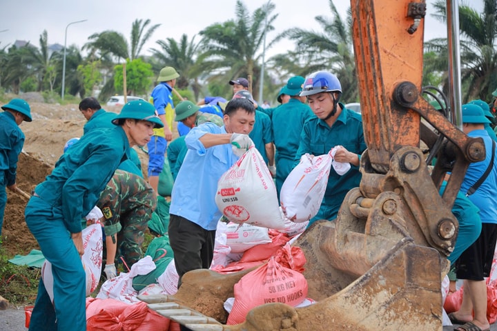 Vỡ đê sông Vinh ở Nghệ An, hàng trăm người tham gia khắc phục