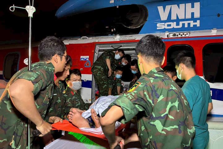 Vượt bão đưa 3 bệnh nhân nặng từ Trường Sa về đất liền