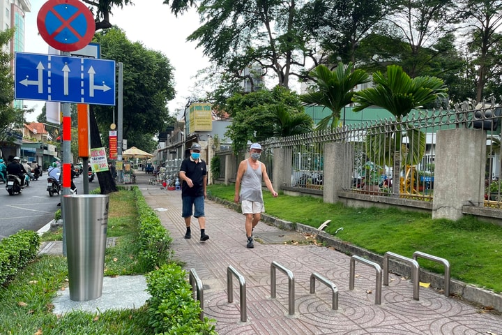 Trung tâm TP.HCM không còn thanh chắn trên vỉa hè