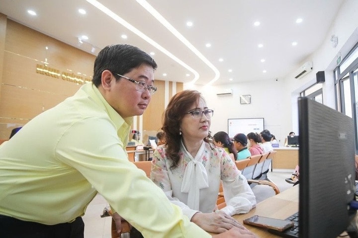 Chuyển từ viên chức sang công chức cần những điều kiện nào?