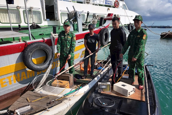Bắt 2 thuyền trưởng dùng kích điện khai thác thủy sản