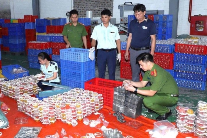 Phát hiện cơ sở sản xuất bánh kẹo sử dụng nguyên liệu không rõ nguồn gốc